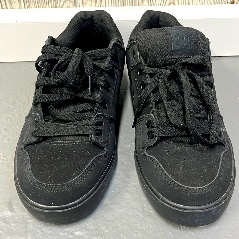 DC Mens size 9 all black sneakers